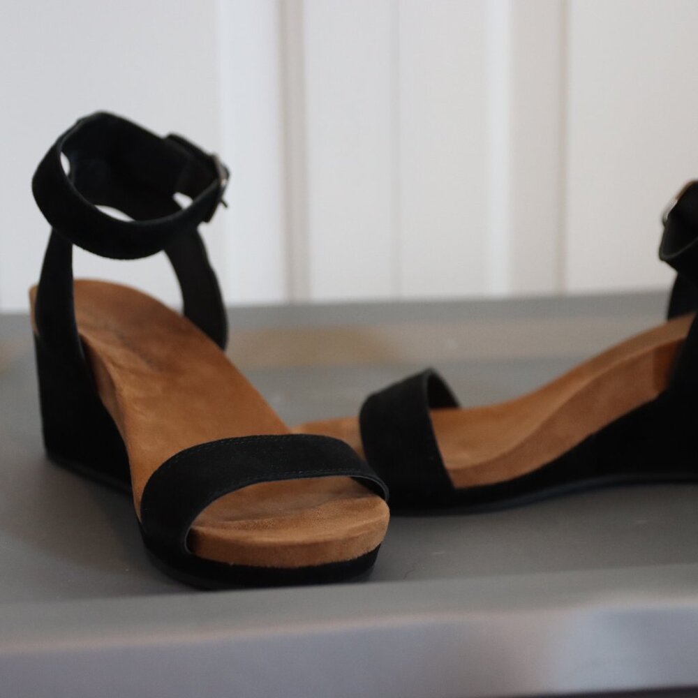 Lucky Brand Black and Tan Wedges